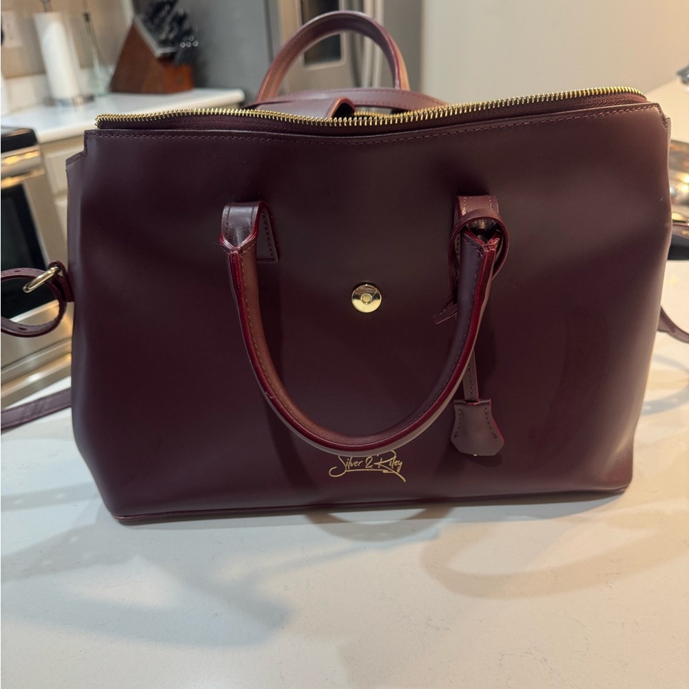 SILVER & RILEY
CONVERTIBLE EXECUTIVE LEATHER BAG CLASSIC SIZE IN BURGUNDY